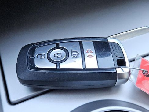 Used 2023 Ford Explorer XLT image 31