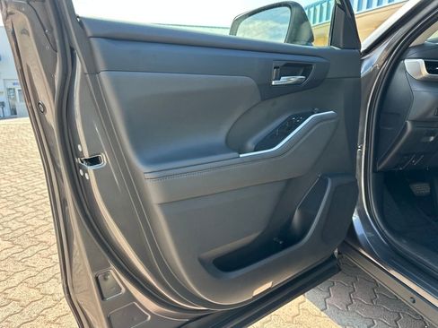 Used 2022 Toyota Highlander XLE image 9