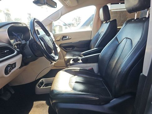 Used 2021 Chrysler Pacifica Touring-L image 5