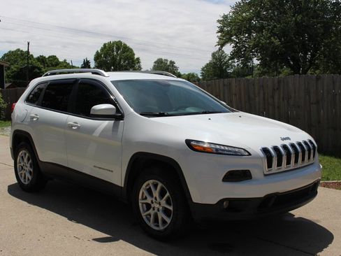 Used 2017 Jeep Cherokee Latitude w/ Cold Weather Group AWD/4WD image 2