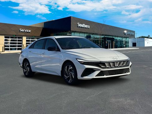 New 2025 Hyundai Elantra SEL FWD image 12