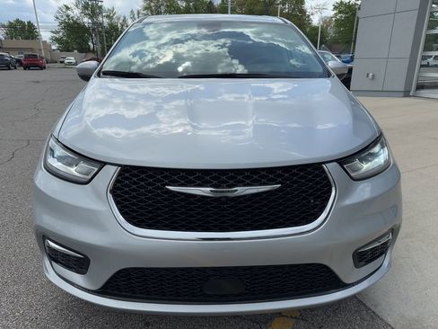 Used 2023 Chrysler Pacifica Touring-L FWD image 11