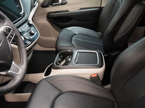Used 2024 Chrysler Pacifica Limited FWD image 7