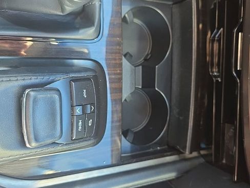 Used 2020 Lexus LX 570 4WD w/ 3rd Row & Luxury Pkg image 34