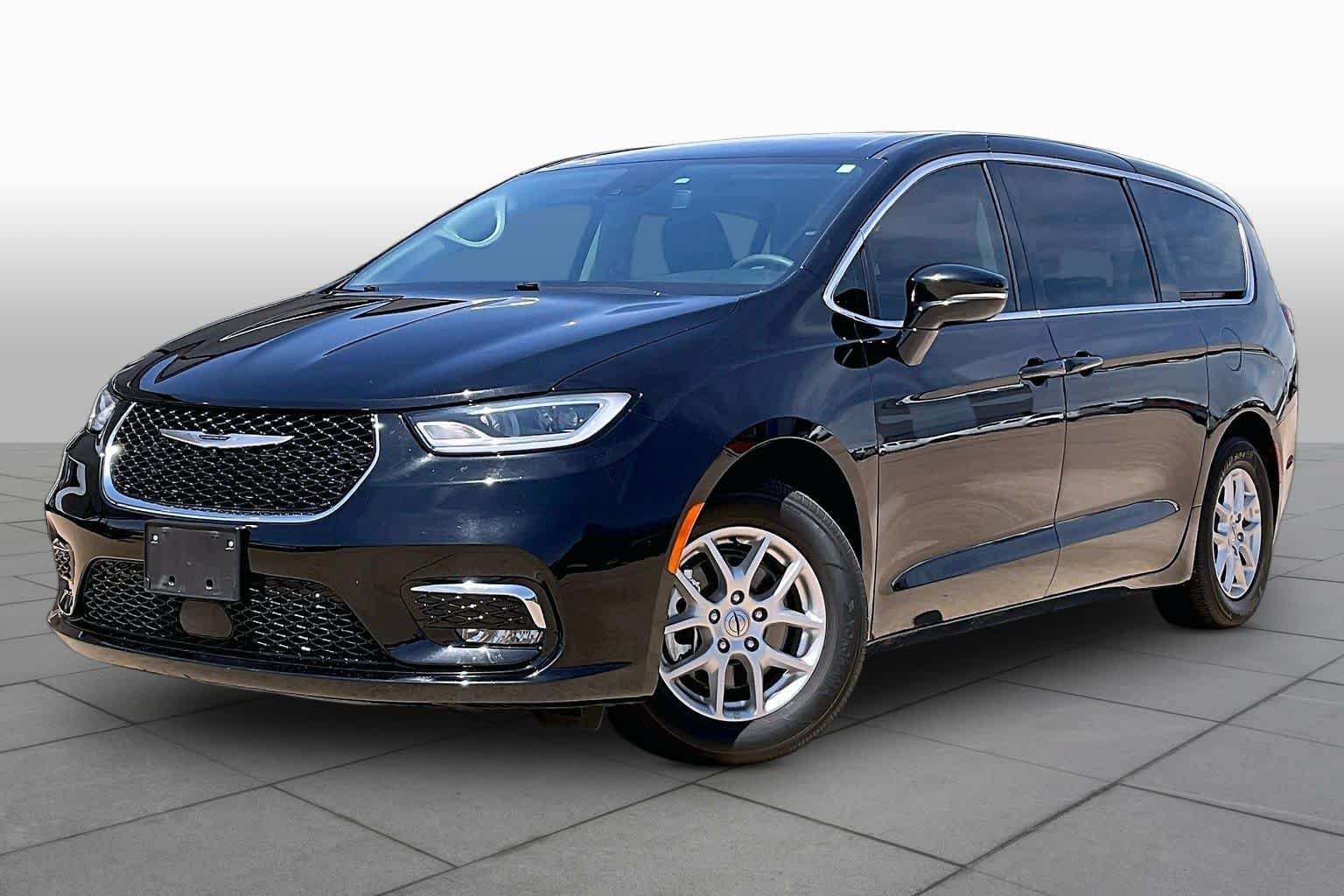 Used 2024 Chrysler Pacifica Touring-L FWD image 2