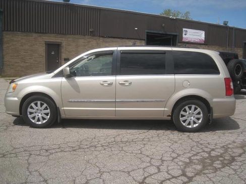 Used 2014 Chrysler Town & Country Touring FWD image 8