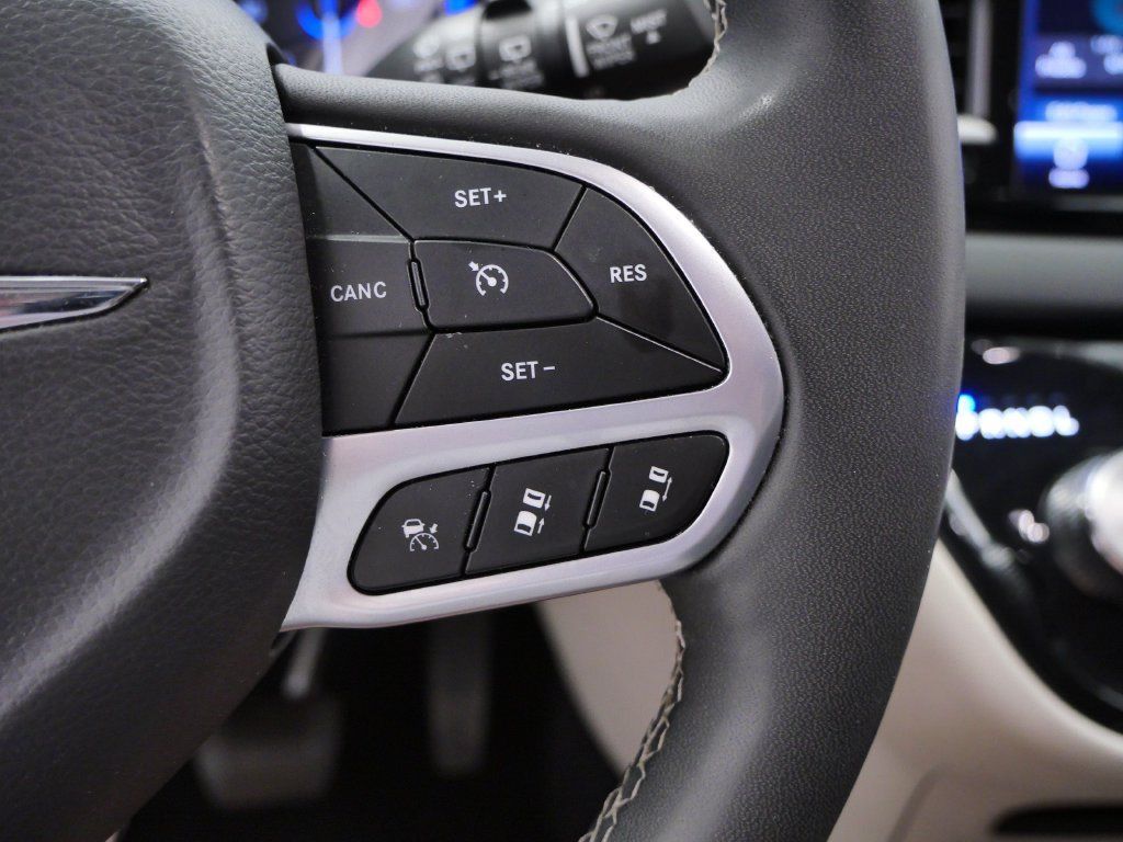 Certified 2023 Chrysler Pacifica Touring-L FWD image 24