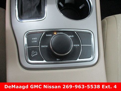 Used 2020 Jeep Grand Cherokee Laredo image 29