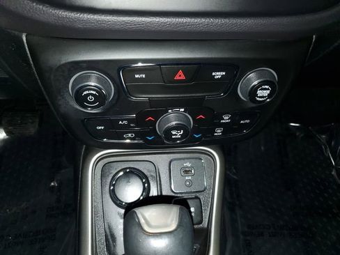 Used 2018 Jeep Compass Latitude w/ Popular Equipment Group image 19