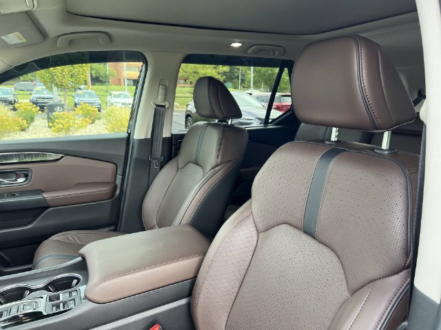Used 2025 Honda Pilot Elite image 9
