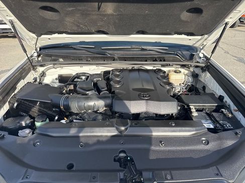 Used 2018 Toyota 4Runner SR5 image 32