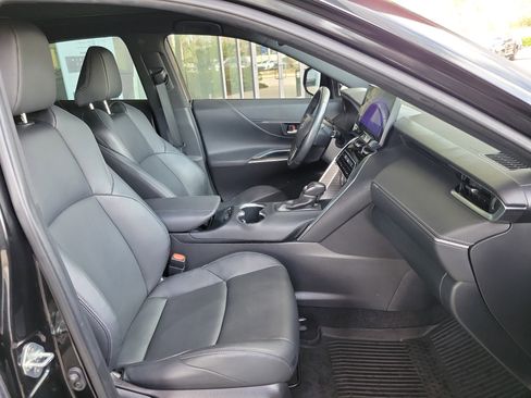 Certified 2023 Toyota Venza Nightshade image 31