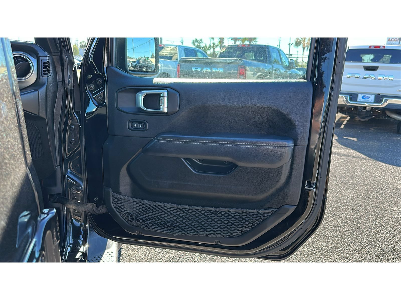Used 2023 Jeep Wrangler Unlimited Sahara AWD/4WD image 21