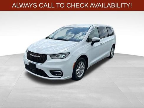 Used 2023 Chrysler Pacifica Touring-L FWD image 3