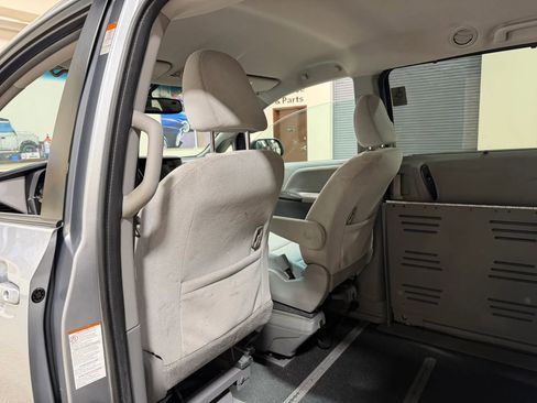 Used 2015 Toyota Sienna LE image 23