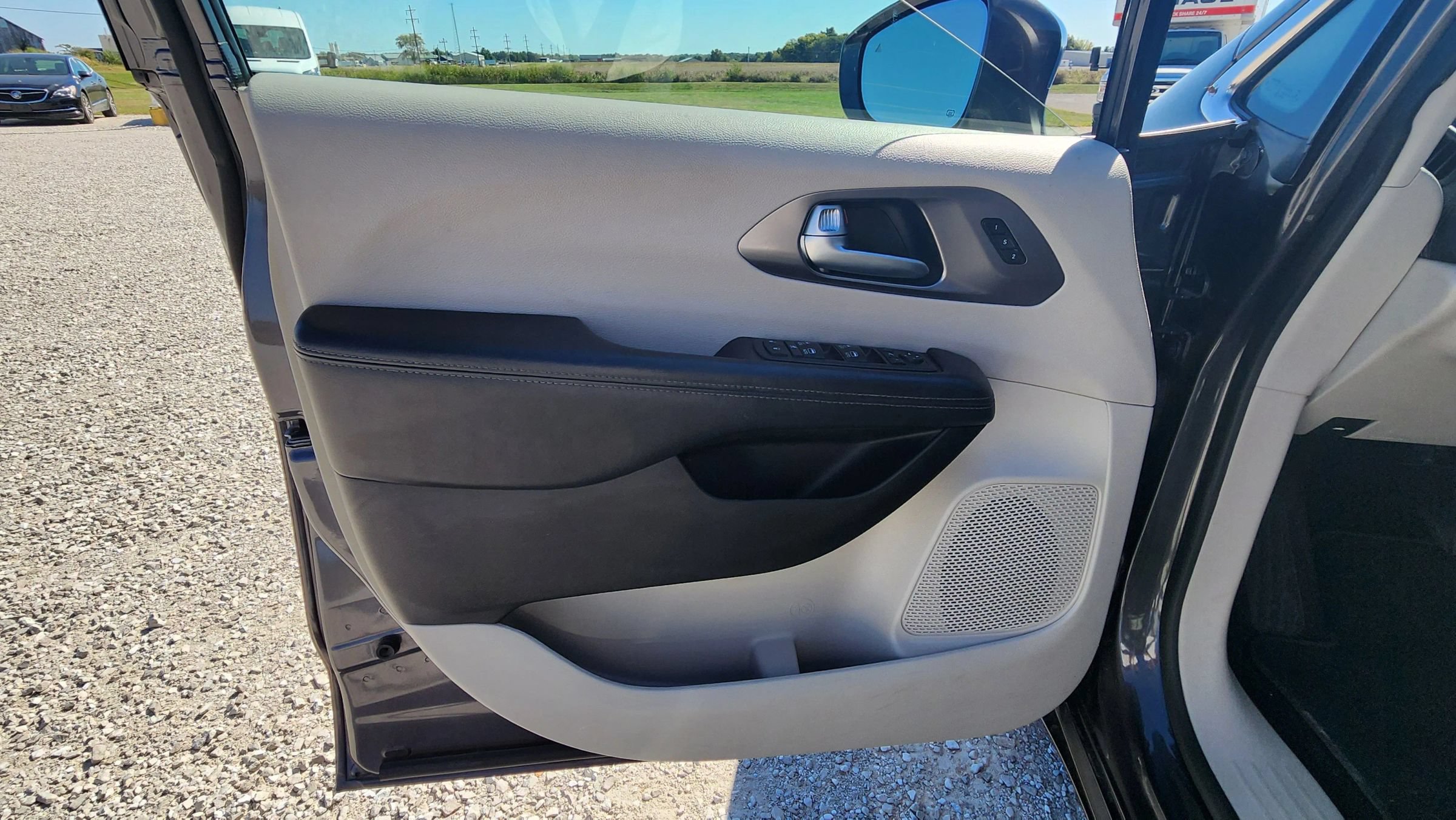 Used 2017 Chrysler Pacifica Limited FWD image 9