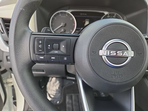 Used 2023 Nissan Rogue SV FWD image 17