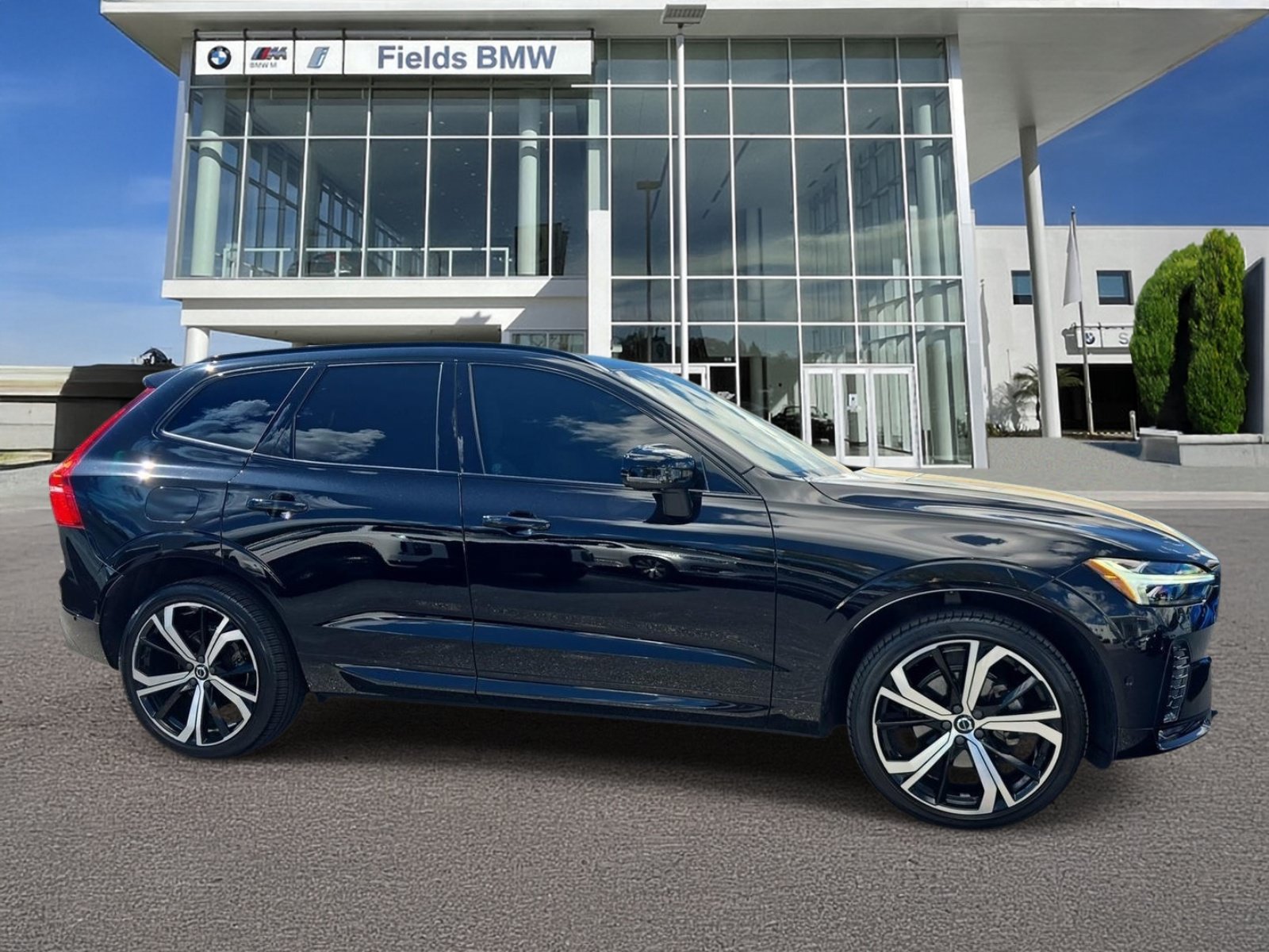 Used 2024 Volvo XC60 B5 Ultimate w/ Protection Package Premier AWD/4WD image 1