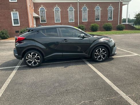 Used 2018 Toyota C-HR XLE FWD image 4