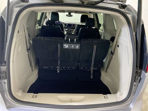 Used 2019 Chrysler Pacifica Touring-L image 31