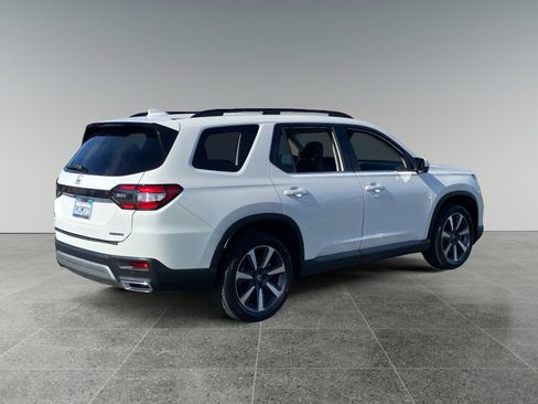 Used 2024 Honda Pilot Touring image 5
