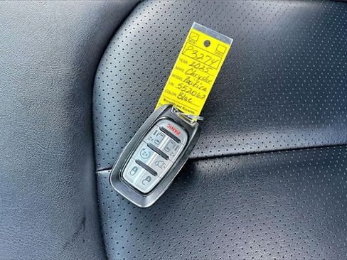 Used 2025 Chrysler Pacifica Select image 35