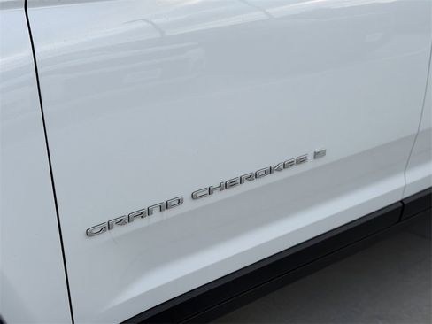 New 2025 Jeep Grand Cherokee L Laredo image 9