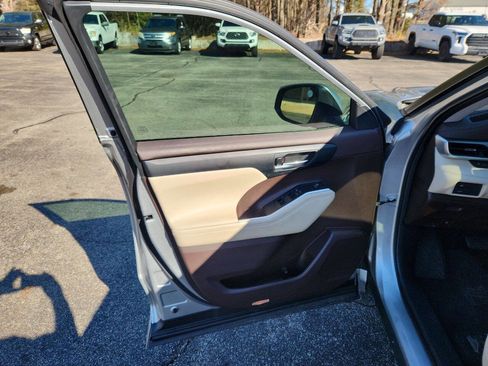 Used 2021 Toyota Highlander XLE image 10