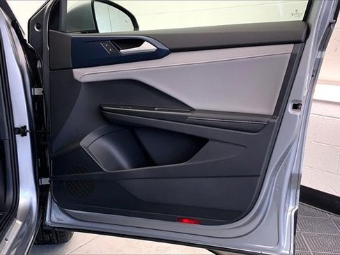 Used 2024 Volkswagen Taos SE image 24