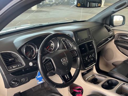 Used 2019 Dodge Grand Caravan SXT image 9