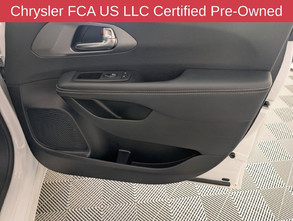 Used 2025 Chrysler Pacifica Select FWD image 36