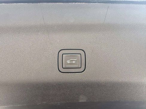 Used 2025 GMC Yukon XL Denali AWD/4WD image 39
