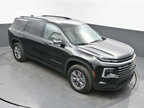 Used 2025 Chevrolet Traverse LT image 28