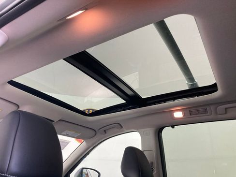 Used 2024 Nissan Pathfinder Platinum image 16