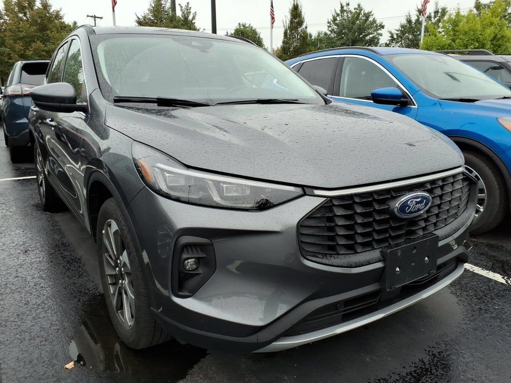 Used 2025 Ford Escape Platinum AWD/4WD image 3