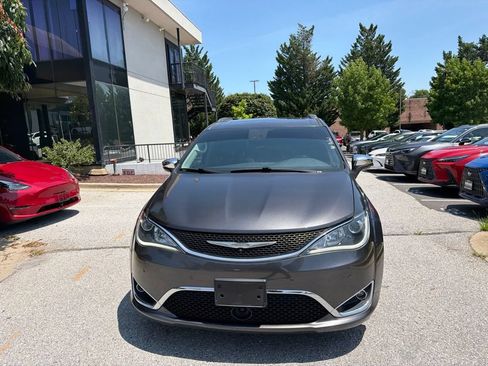 Used 2017 Chrysler Pacifica Limited w/ UConnect Theater Package FWD image 3