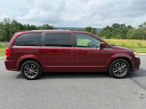 Used 2017 Dodge Grand Caravan SXT FWD image 4