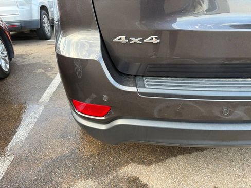 Used 2021 Jeep Grand Cherokee Laredo AWD/4WD image 3