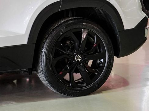 Used 2023 Volkswagen Taos SE w/ Panoramic Sunroof Package image 51