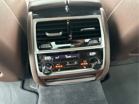 Used 2022 BMW 750i xDrive image 51