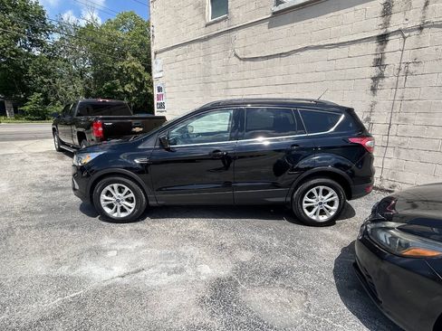 Used 2017 Ford Escape SE w/ Equipment Group 201A FWD image 4