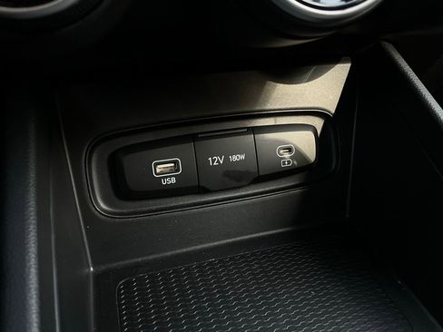 Used 2025 Hyundai Venue SEL image 25