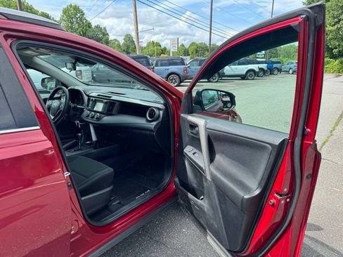 Used 2018 Toyota RAV4 LE FWD image 16