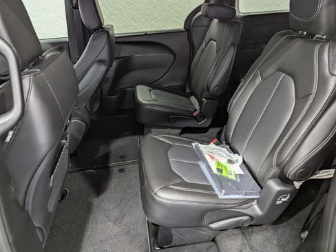 New 2025 Chrysler Pacifica Select image 13