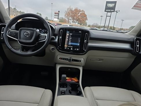 Used 2022 Volvo XC40 T5 Momentum image 13
