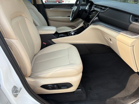 Used 2022 Jeep Grand Cherokee L Limited AWD/4WD image 16