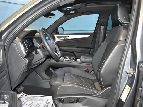 Used 2024 Volkswagen Atlas Cross Sport SE image 6