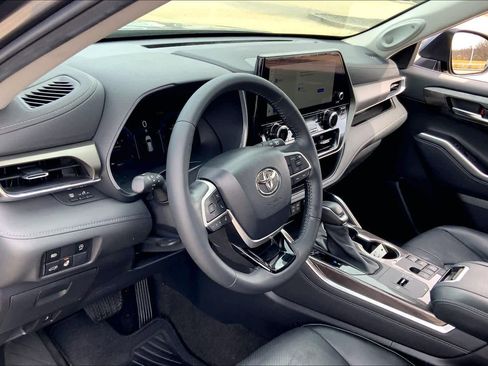 Used 2023 Toyota Highlander Limited image 17