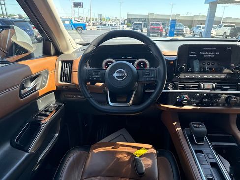 Used 2023 Nissan Pathfinder Platinum FWD image 17