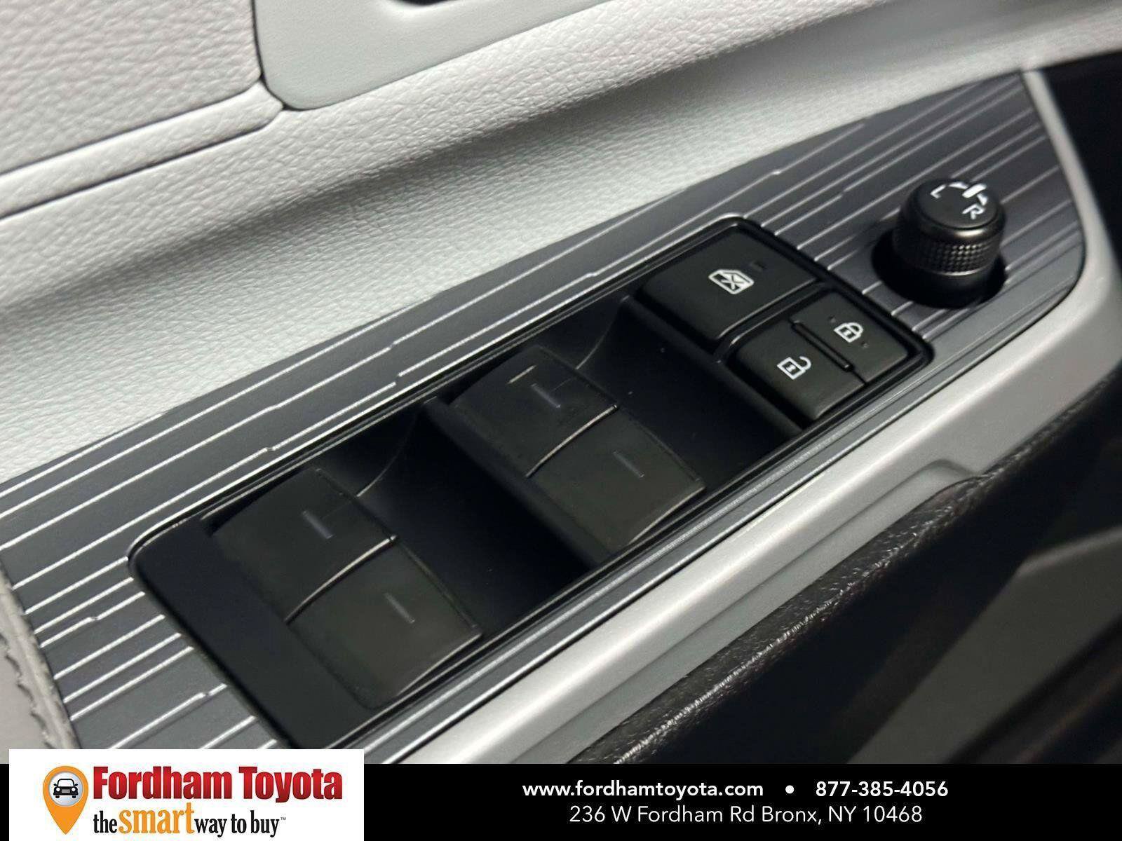 Used 2026 Toyota Sienna LE FWD image 25